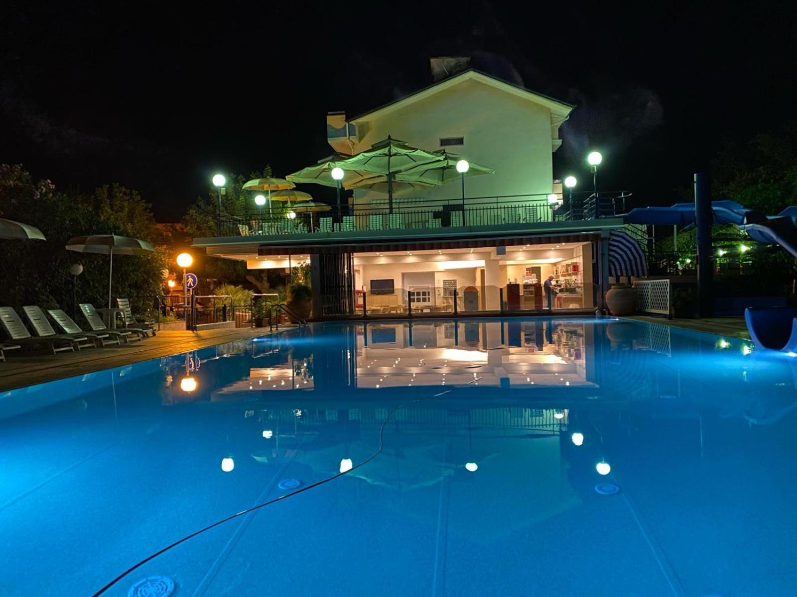 Hotel Minerva Гаттео-а-Маре Экстерьер фото